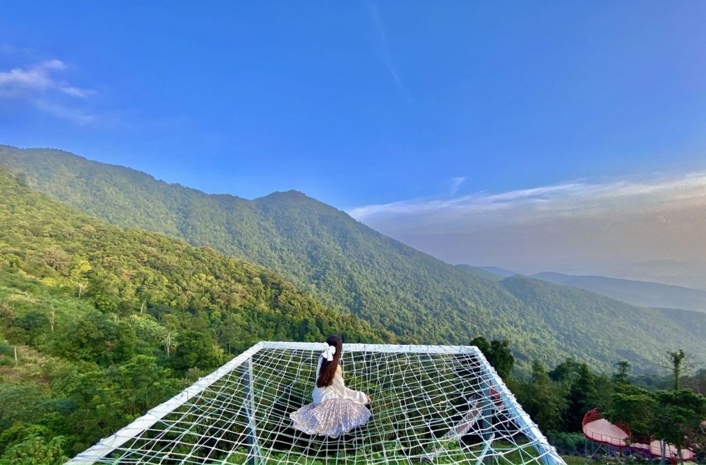 Bạn có thể thuê trang phục tại các cửa hàng trong Cầu Mây Tam Đảo để bức ảnh chụp hợp cảnh và đẹp mắt hơn